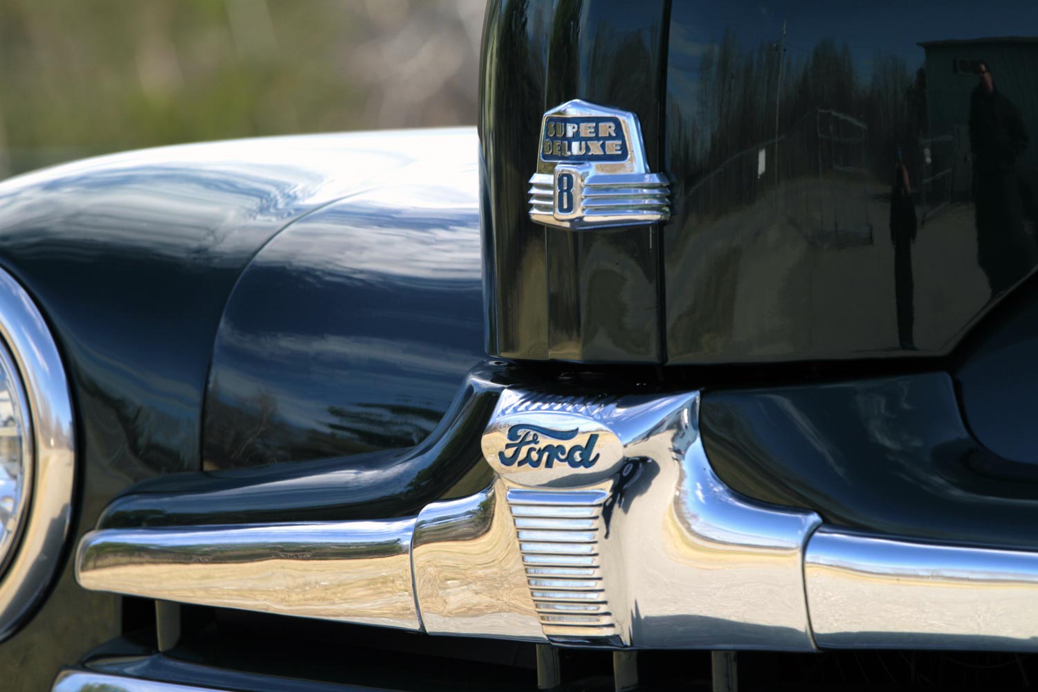 1948-ford-grill-and-emblem